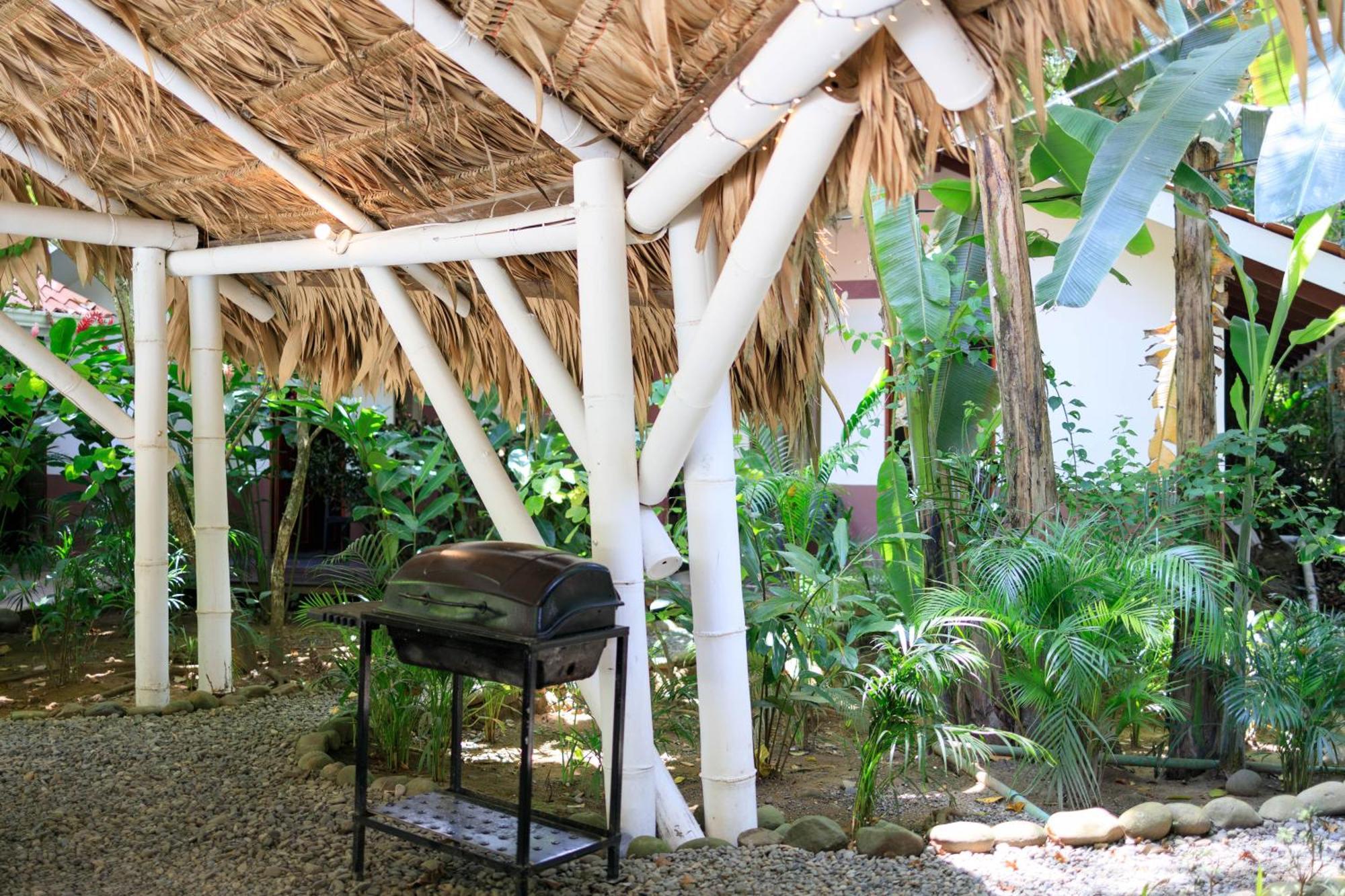Bambutel Cocles Hotel Puerto Viejo de Talamanca Eksteriør billede