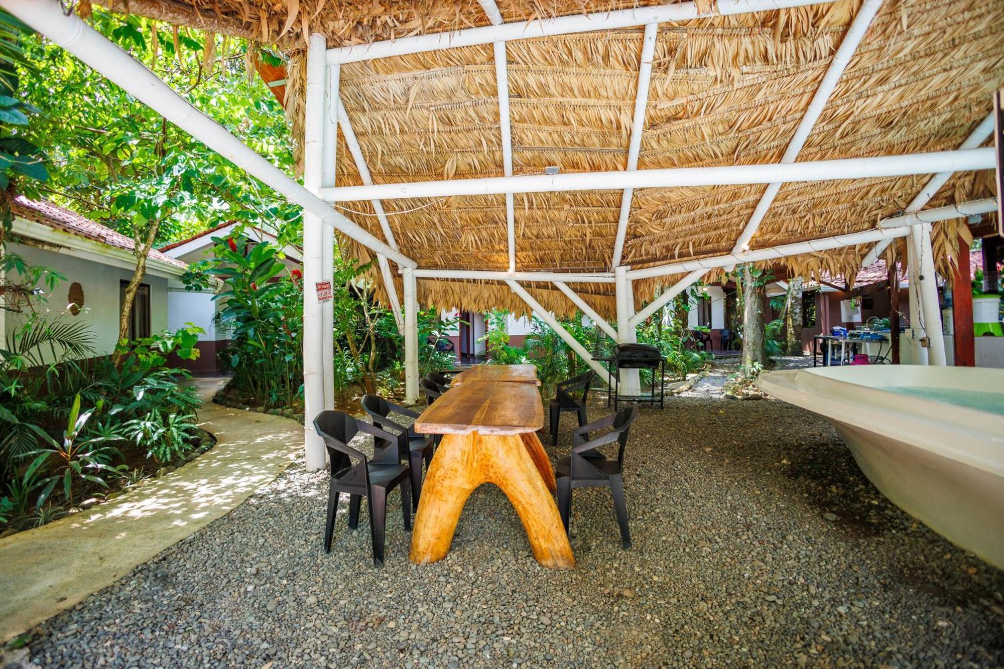 Bambutel Cocles Hotel Puerto Viejo de Talamanca Eksteriør billede